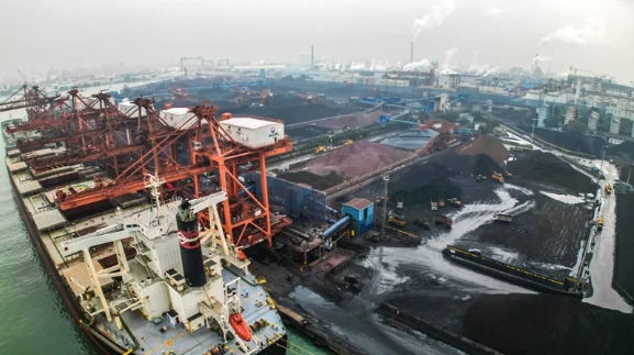 国内繁忙的港口煤炭堆场照片
