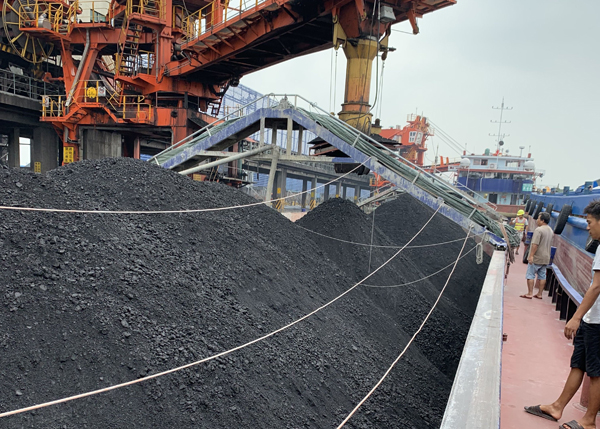 广州澳洲煤港口装船照片